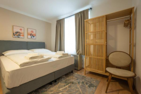 A 2-bedroom apartment with a king-size bed and a balcony is located just a 15-minute walk from Stephansplatz.